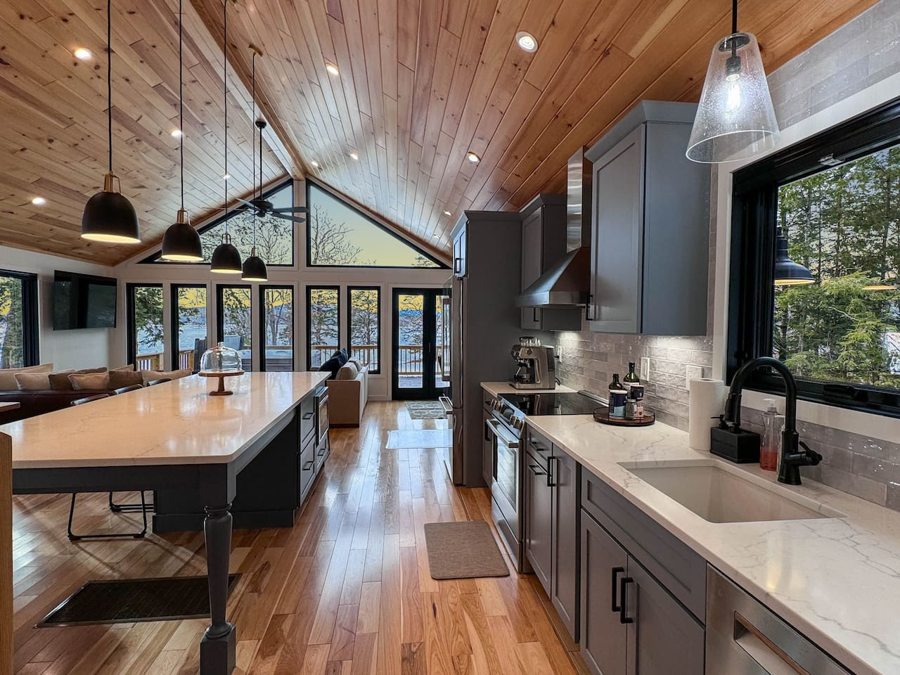 DREAMLAND | Luxe Waterfront Villa, Hot tub + Sauna - Fryeburg DREAMLAND | Luxe Waterfront Villa, Hot tub + Sauna - Fryeburg