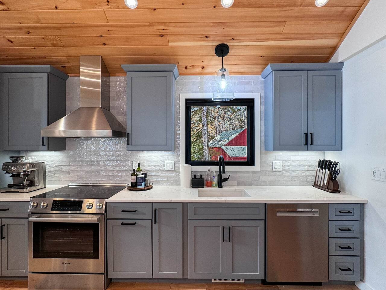DREAMLAND | Luxe Waterfront Villa, Hot tub + Sauna - Fryeburg DREAMLAND | Luxe Waterfront Villa, Hot tub + Sauna - Fryeburg