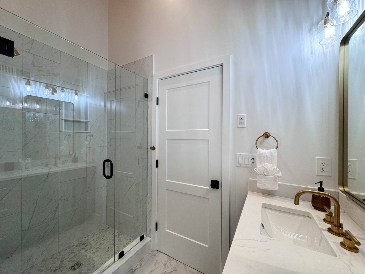DREAMLAND | Luxe Waterfront Villa, Hot tub + Sauna - Fryeburg DREAMLAND | Luxe Waterfront Villa, Hot tub + Sauna - Fryeburg