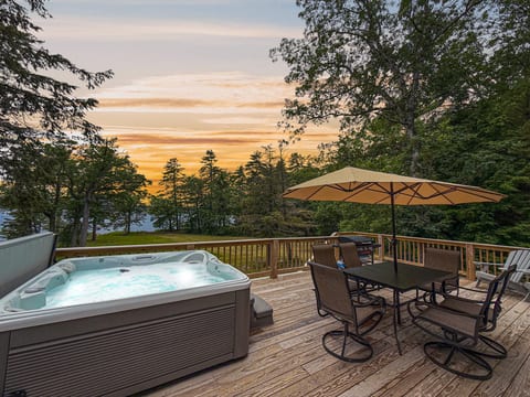 Dreamland | Luxe Waterfront Villa, Hot tub + Sauna