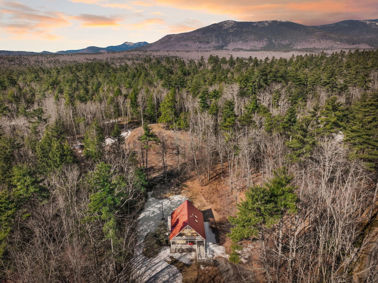 The West Nest | Private, Hot Tub, Central, 4 Bdrm