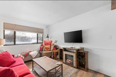 The Linder Loft | Golf Course, Storyland and Pool!