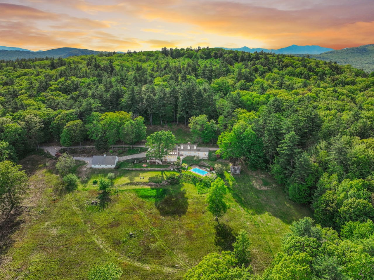 Hillcrest | 100+ Acres, Pool, Views & Sleeps 22