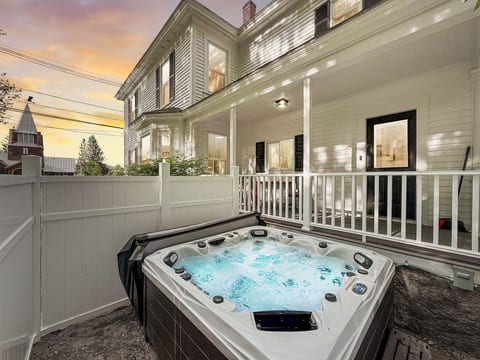 The Trilogy | Sleeps 36, 3 Hot Tubs, 19 Beds, Pond