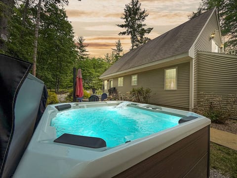 The North Nook | Hot Tub, Walk to the Saco River