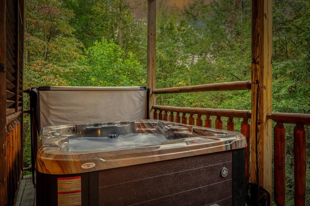secluded-hot-tub-wi-fi-3x-kings-large-deck/