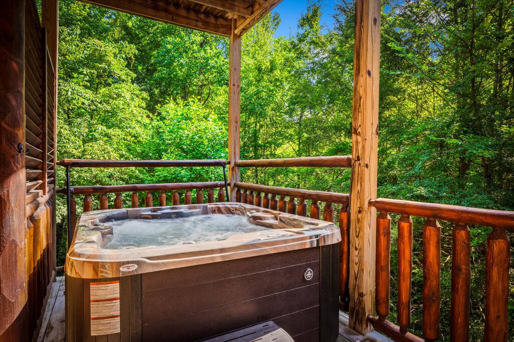 secluded-hot-tub-wi-fi-3x-kings-large-deck/