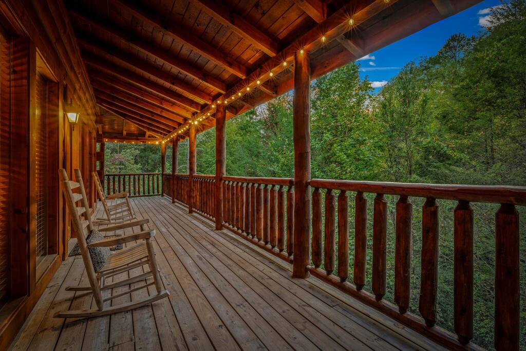 secluded-hot-tub-wi-fi-3x-kings-large-deck/