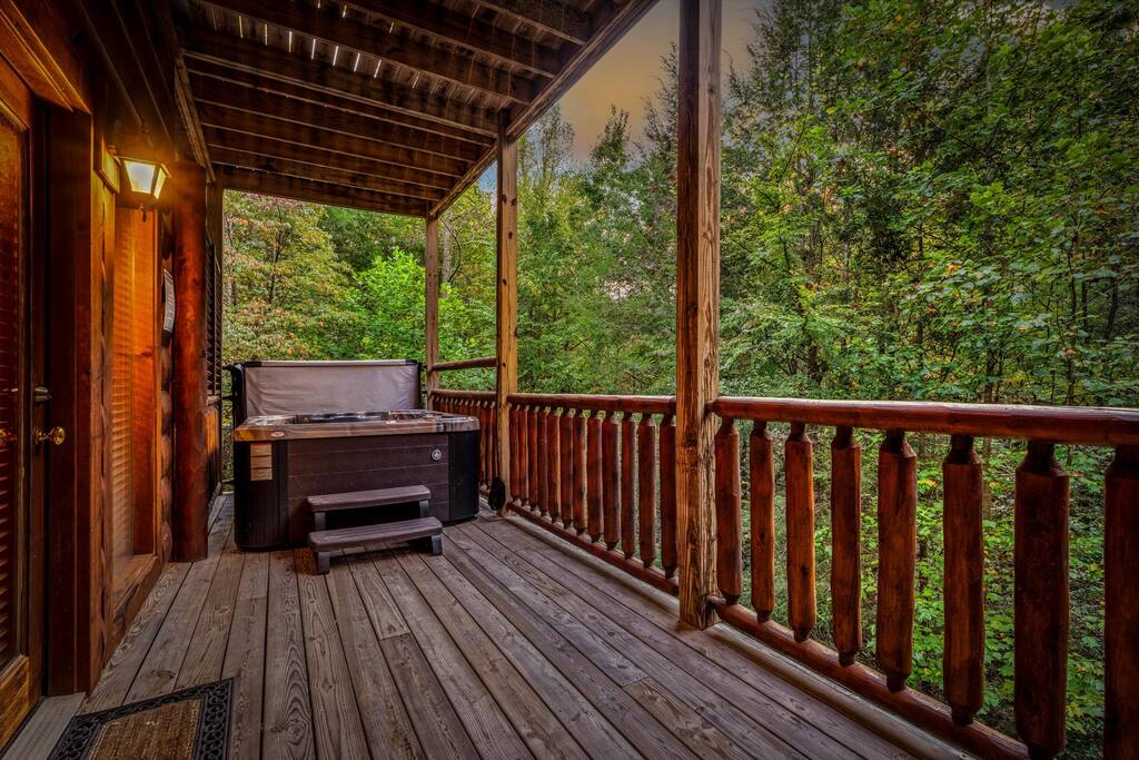 secluded-hot-tub-wi-fi-3x-kings-large-deck/