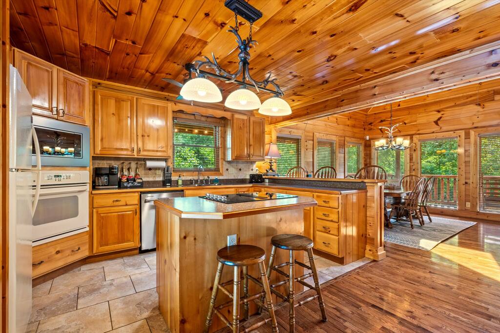 secluded-hot-tub-wi-fi-3x-kings-large-deck/