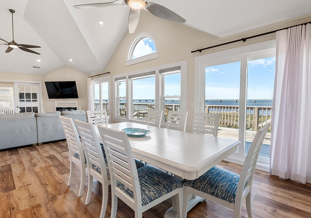 Sun lit with dining are with sound views, prefect for family meals and laughter! Luxury Waterfront Paradise 