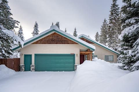 WALK TO PONDEROSA STATE PARK SLEEPS 8 DOG OK