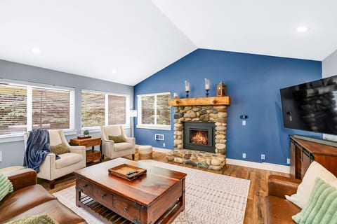 WALK TO PONDEROSA STATE PARK SLEEPS 8 DOG OK