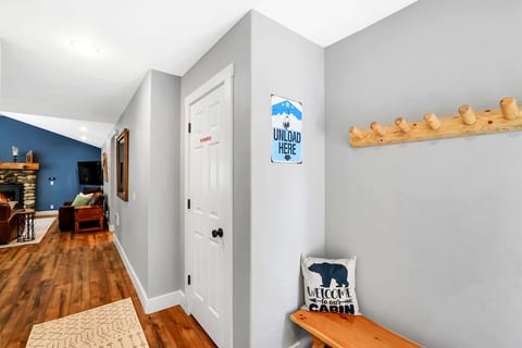 WALK TO PONDEROSA STATE PARK SLEEPS 8 DOG OK
