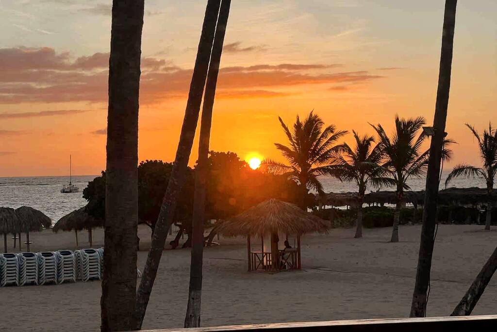 Luxury Condo with Stunning views, Private Beach