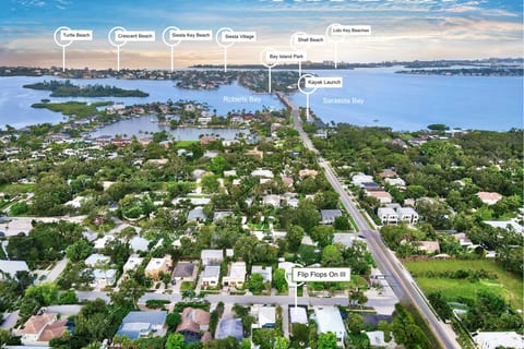 Head west to Siesta Key’s sands (4 blocks to the key) north to Sarasota’s scene (2  mi to downtown), west to St. Armands (5 mi) & north-west to Lido’s quiet charm (6 mi). 