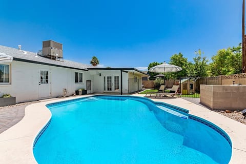 Family-Friendly 4BDRM w/Pool, Garage, Fenced Yard image 3