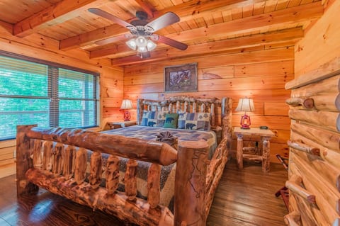 True Log Cabin, Hot tub, Fire Pit, Near Downtown