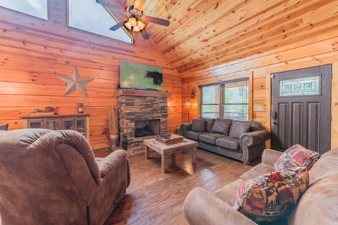 True Log Cabin, Hot tub, Fire Pit, Near Downtown