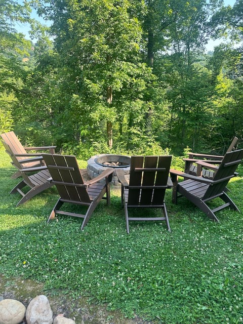 True Log Cabin, Hot tub, Fire Pit, Near Downtown