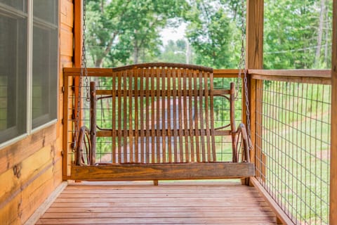 True Log Cabin, Hot tub, Fire Pit, Near Downtown