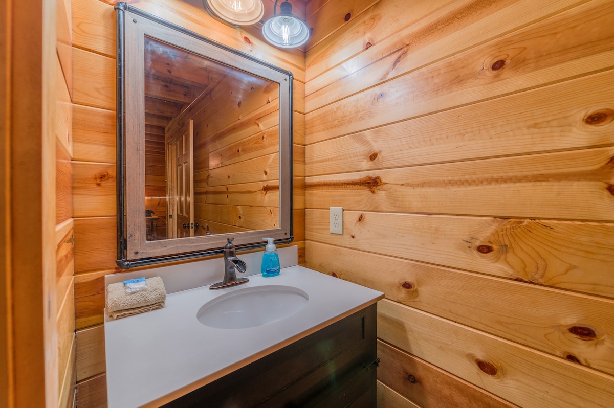 True Log Cabin, Hot tub, Fire Pit, Near Downtown