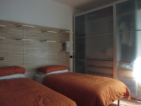 The bedroomcan be arranged with two single beds