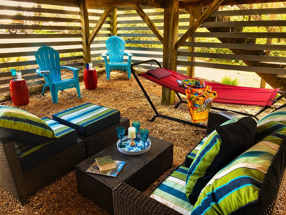 Whether you’re sipping something cold in the shade, reading in the hammock, or catching up with friends, this breezy chill zone at Captain’s Cabin OBX is your new favorite hangout.  And, it now has NEW solar Café lights for summer!