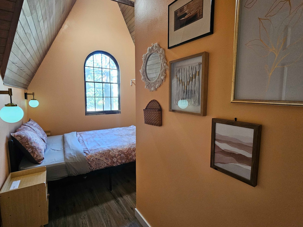 the-cathedral-room-10-min-bus-to-downtown/