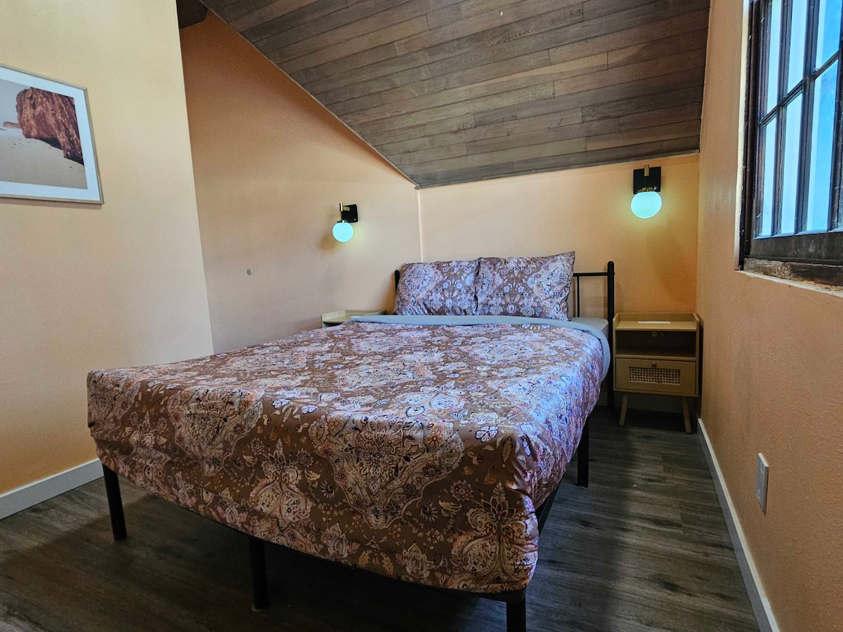 the-cathedral-room-10-min-bus-to-downtown/