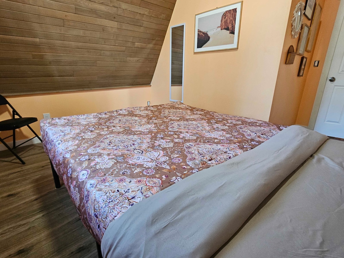 the-cathedral-room-10-min-bus-to-downtown/