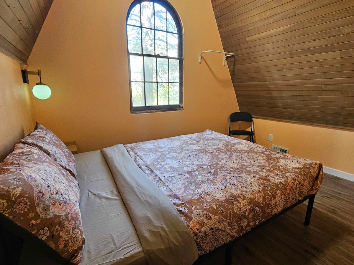 the-cathedral-room-10-min-bus-to-downtown/