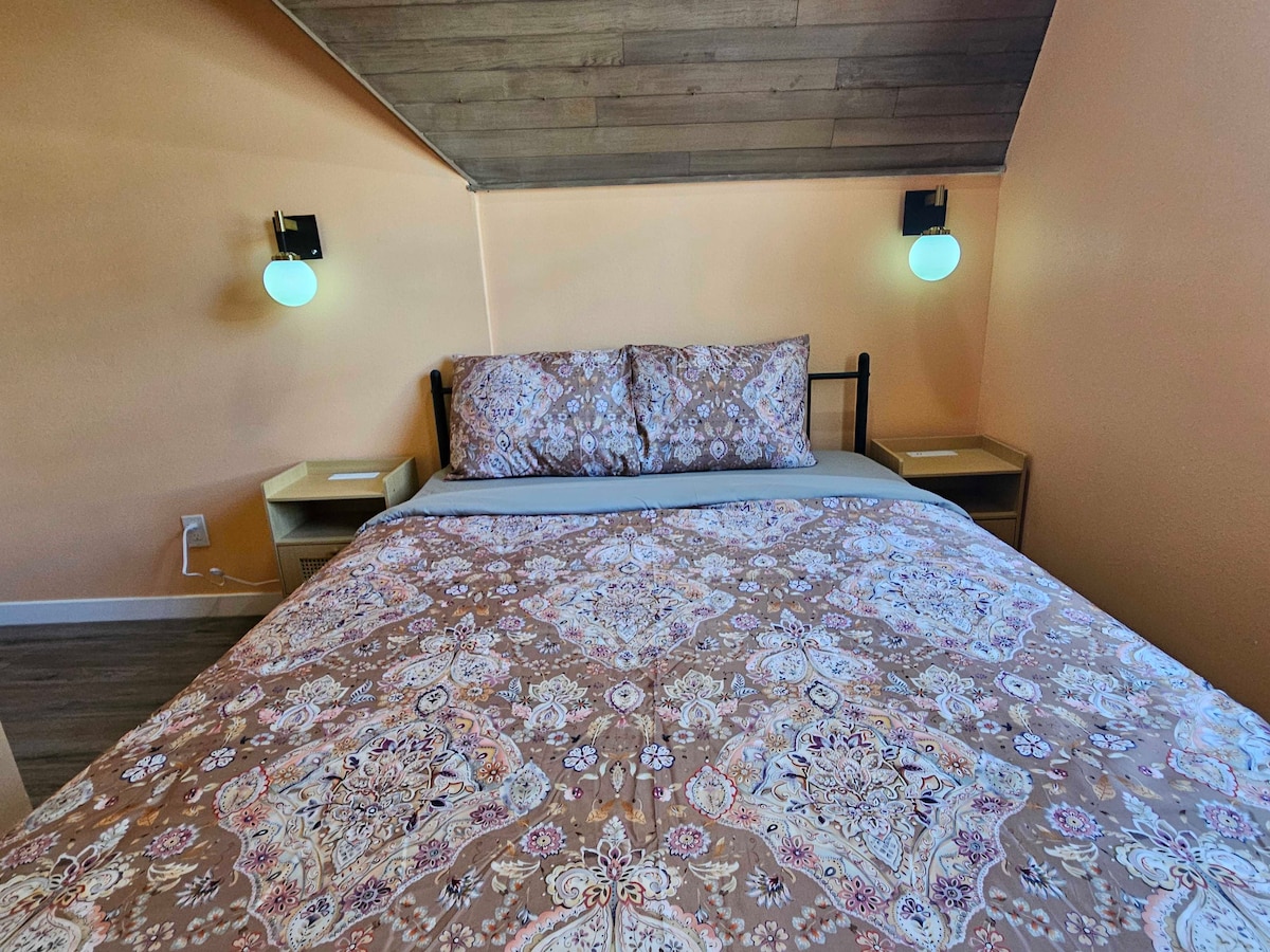 the-cathedral-room-10-min-bus-to-downtown/