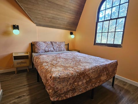 The Cathedral Room - 10 min bus to downtown