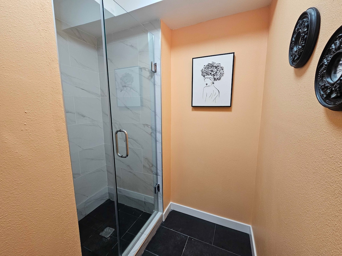 the-cathedral-room-10-min-bus-to-downtown/