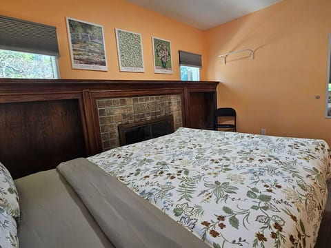 The Dutch Room - 10 min bus to downtown