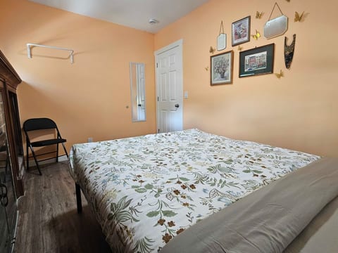The Dutch Room - 10 min bus to downtown