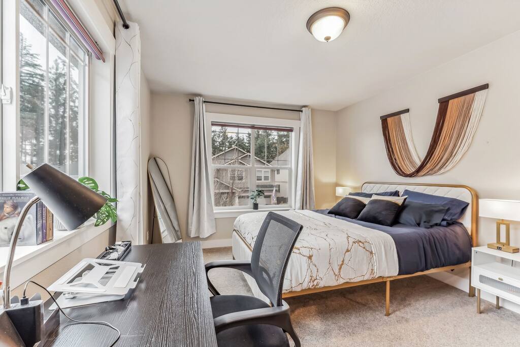 Heart of Oregon-Backyard-Parking-Smart TV-BBQ