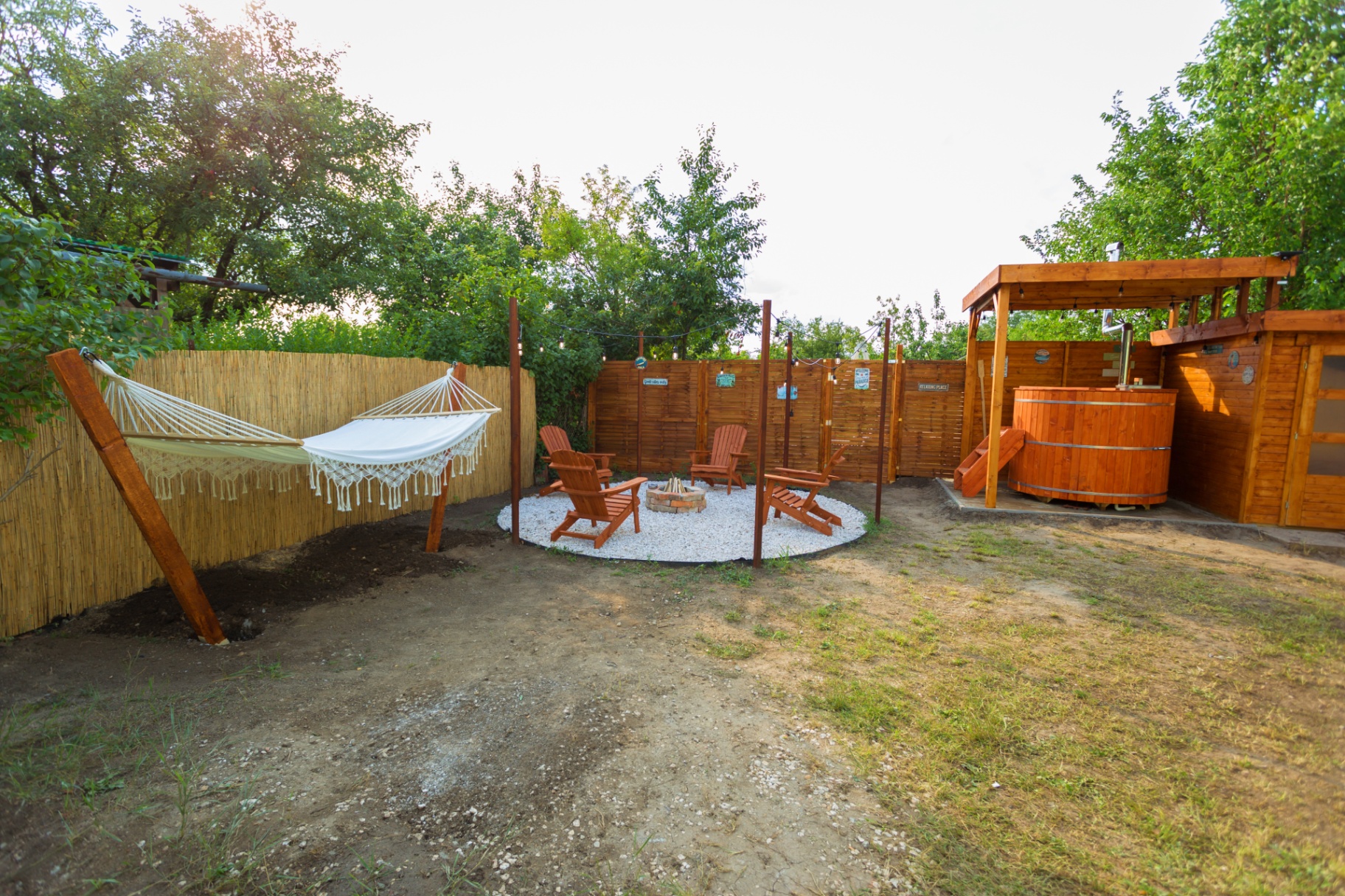 Your place to truly relax – hammock, fire, hot tub. Everything you need.