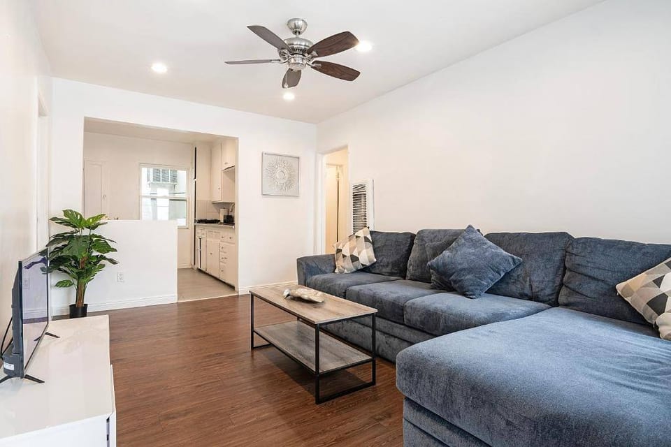Stylish 1BR on Ground Floor - Beverly Hills