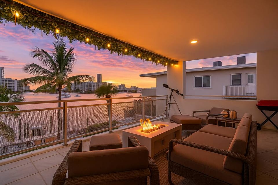 Waterfront Luxe Condo | Walking Distance to Beach - Hallandale Beach