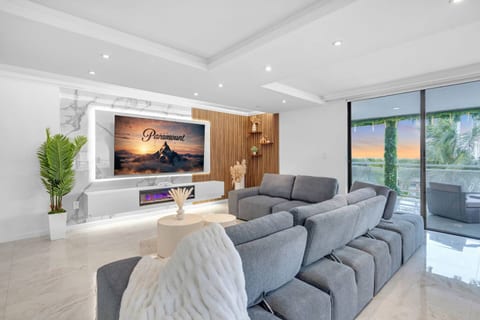 Waterfront Luxe Condo | Walking Distance to Beach