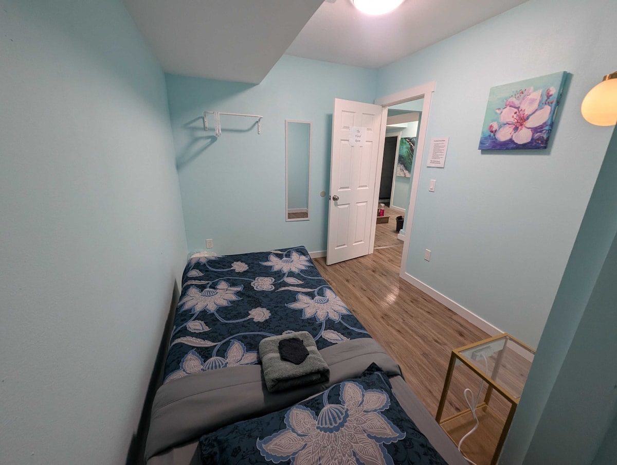 the-floral-room-10-min-bus-to-downtown/