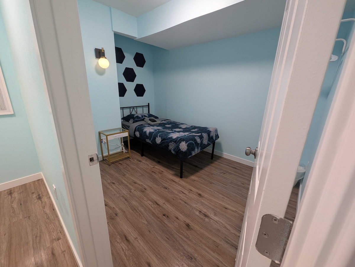 the-floral-room-10-min-bus-to-downtown/