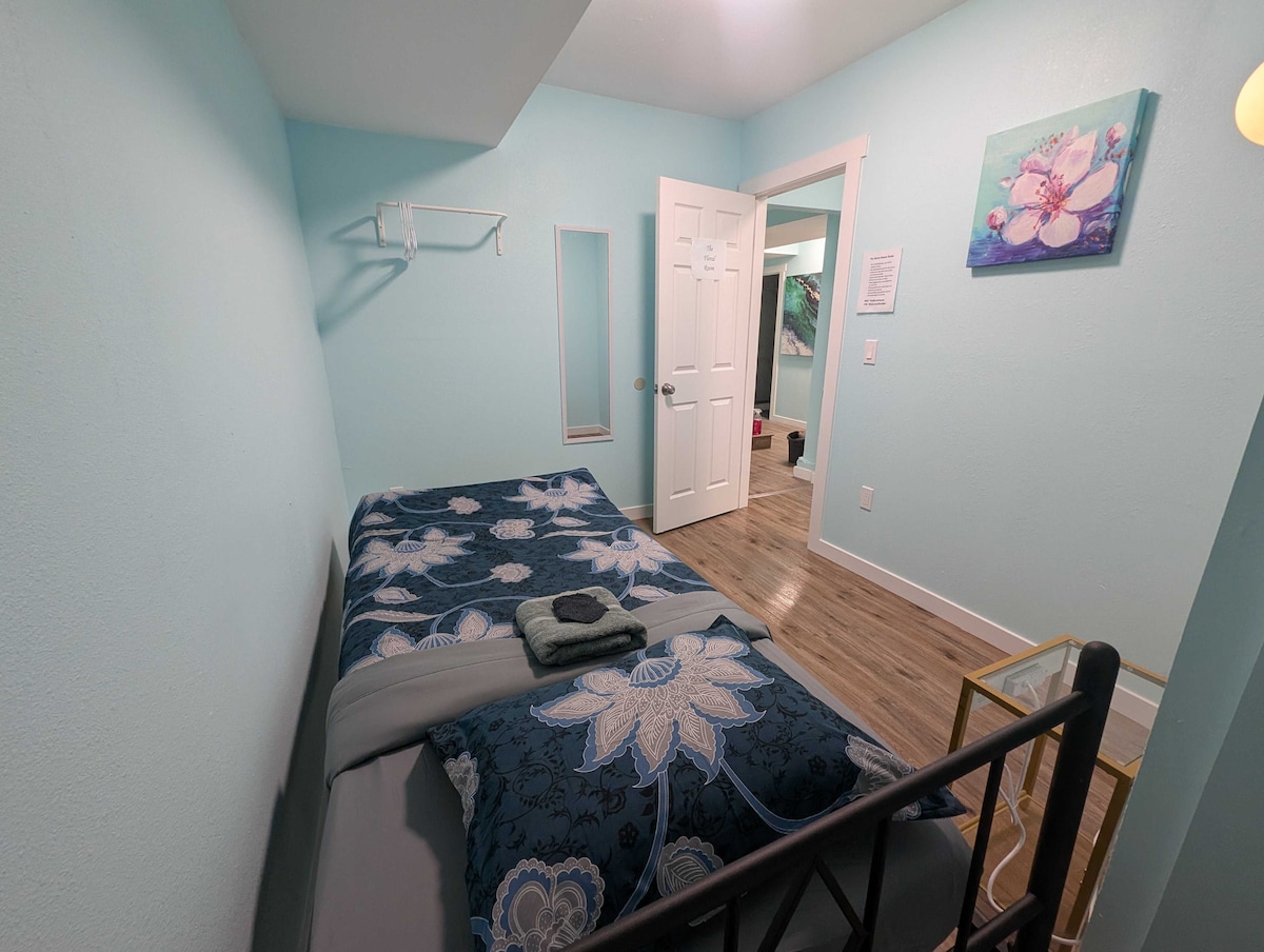 the-floral-room-10-min-bus-to-downtown/