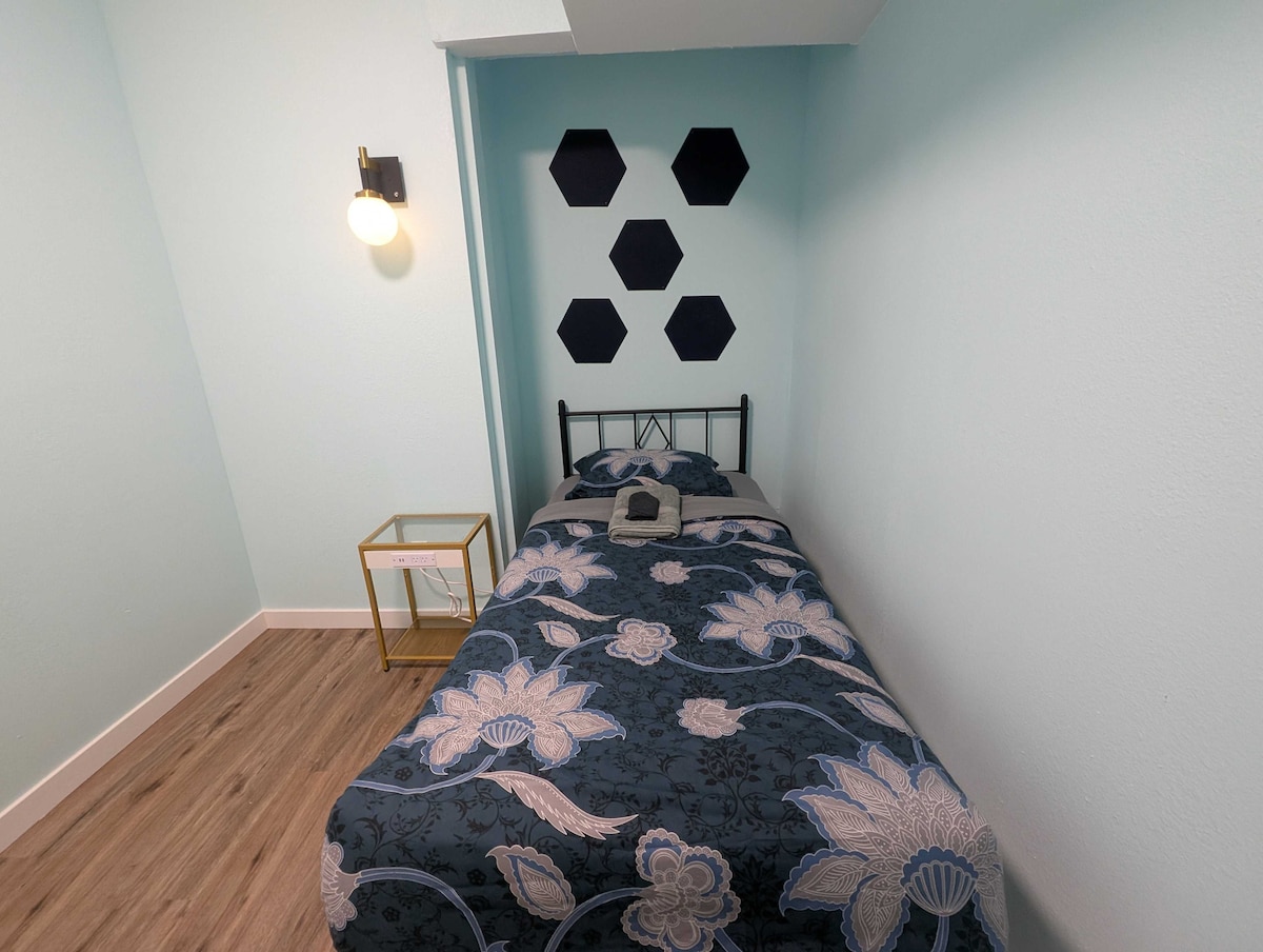 the-floral-room-10-min-bus-to-downtown/