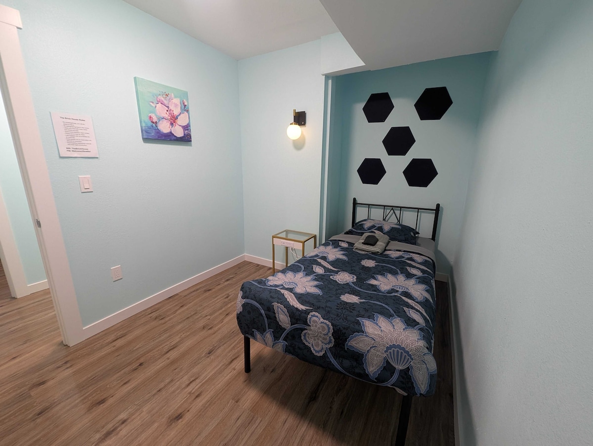 the-floral-room-10-min-bus-to-downtown/