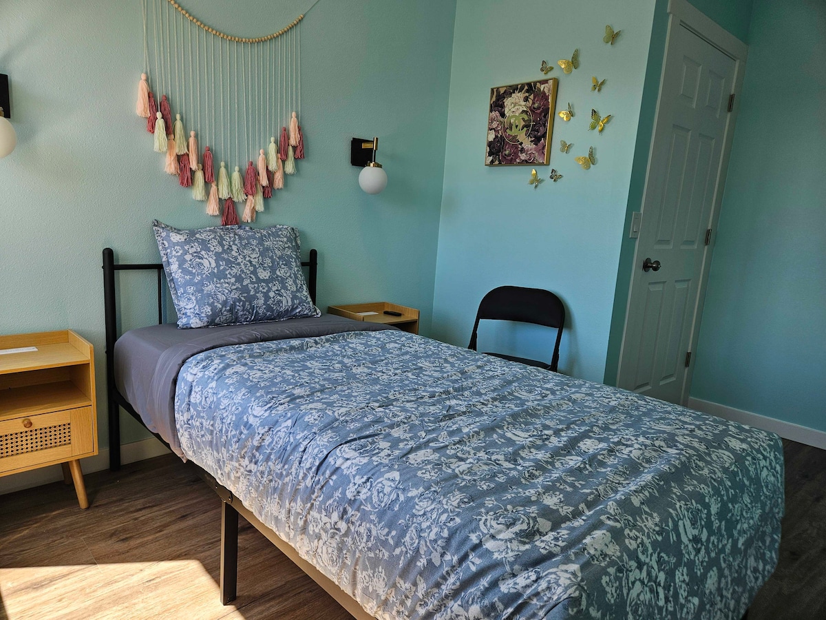 The Flyaway Room - 10 min bus to downtown