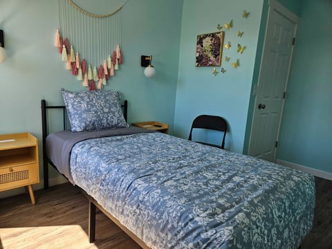 The Flyaway Room - 10 min bus to downtown