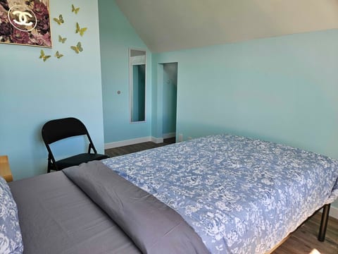 The Flyaway Room - 10 min bus to downtown
